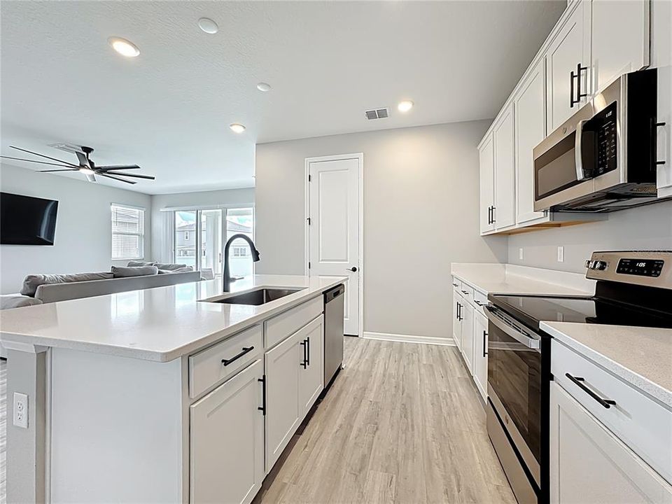 For Sale: $379,900 (4 beds, 3 baths, 1934 Square Feet)