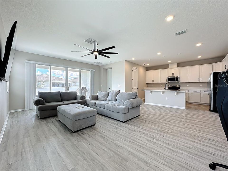 For Sale: $379,900 (4 beds, 3 baths, 1934 Square Feet)