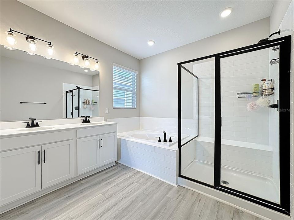 For Sale: $379,900 (4 beds, 3 baths, 1934 Square Feet)