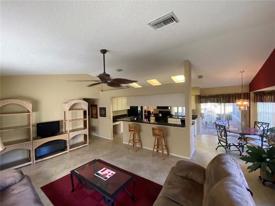 Под контрактом: $279,900 (2 спален, 2 ванн, 1788 Квадратных фут)