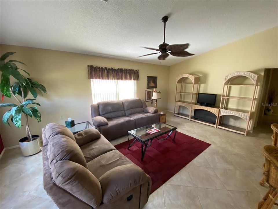 Под контрактом: $279,900 (2 спален, 2 ванн, 1788 Квадратных фут)