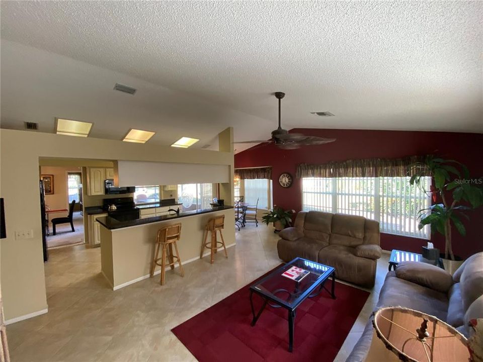 Под контрактом: $279,900 (2 спален, 2 ванн, 1788 Квадратных фут)