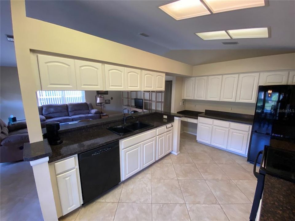 Под контрактом: $279,900 (2 спален, 2 ванн, 1788 Квадратных фут)