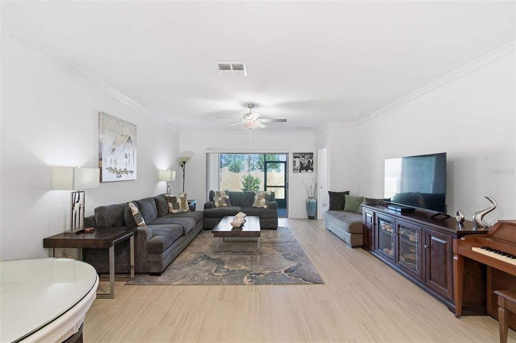 For Sale: $305,000 (2 beds, 2 baths, 1405 Square Feet)