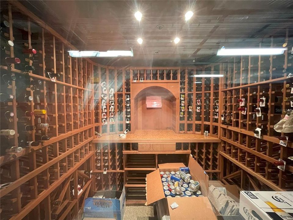 For Rent: $2,400 (1 beds, 1 baths, 950 Square Feet)