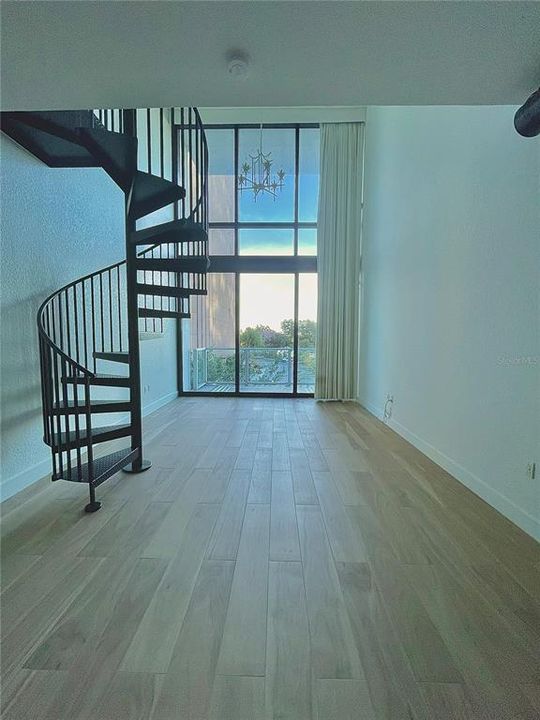 For Rent: $2,400 (1 beds, 1 baths, 950 Square Feet)