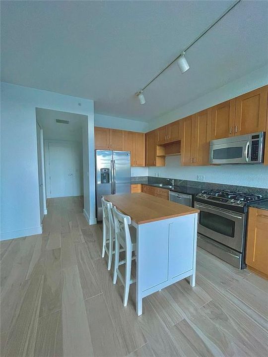 For Rent: $2,400 (1 beds, 1 baths, 950 Square Feet)