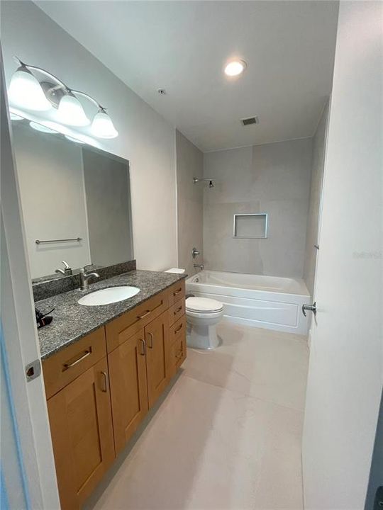 For Rent: $2,400 (1 beds, 1 baths, 950 Square Feet)