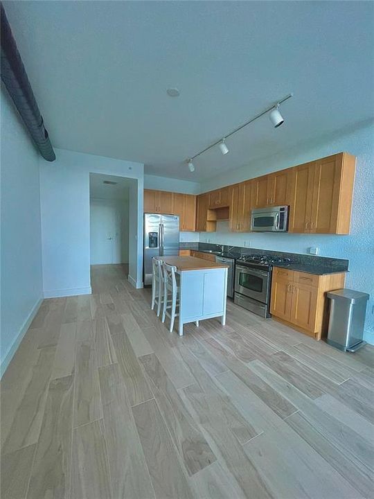 For Rent: $2,400 (1 beds, 1 baths, 950 Square Feet)