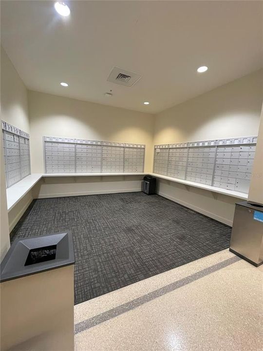 For Rent: $2,400 (1 beds, 1 baths, 950 Square Feet)