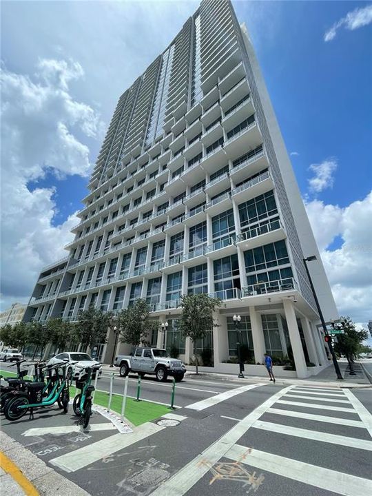 For Rent: $2,400 (1 beds, 1 baths, 950 Square Feet)