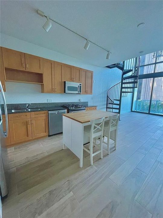 For Rent: $2,400 (1 beds, 1 baths, 950 Square Feet)