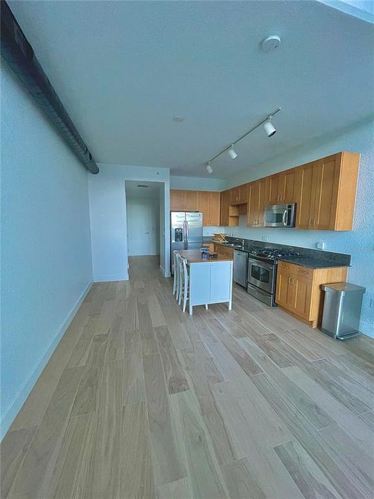 For Rent: $2,400 (1 beds, 1 baths, 950 Square Feet)