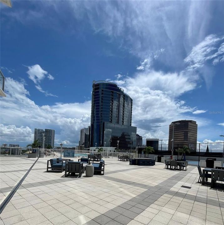 For Rent: $2,400 (1 beds, 1 baths, 950 Square Feet)