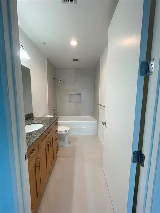For Rent: $2,400 (1 beds, 1 baths, 950 Square Feet)