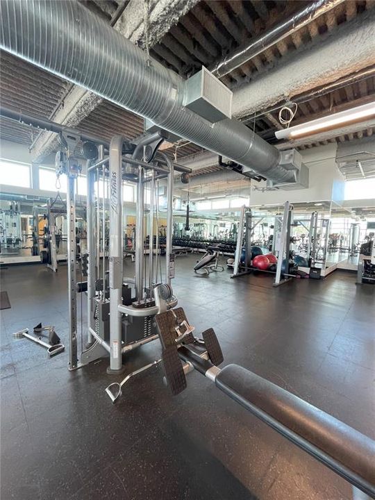 For Rent: $2,400 (1 beds, 1 baths, 950 Square Feet)