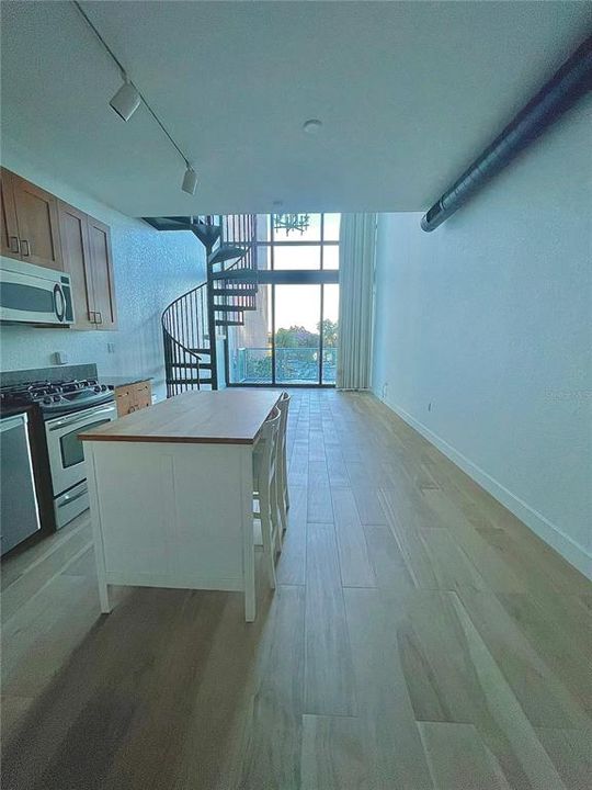 For Rent: $2,400 (1 beds, 1 baths, 950 Square Feet)