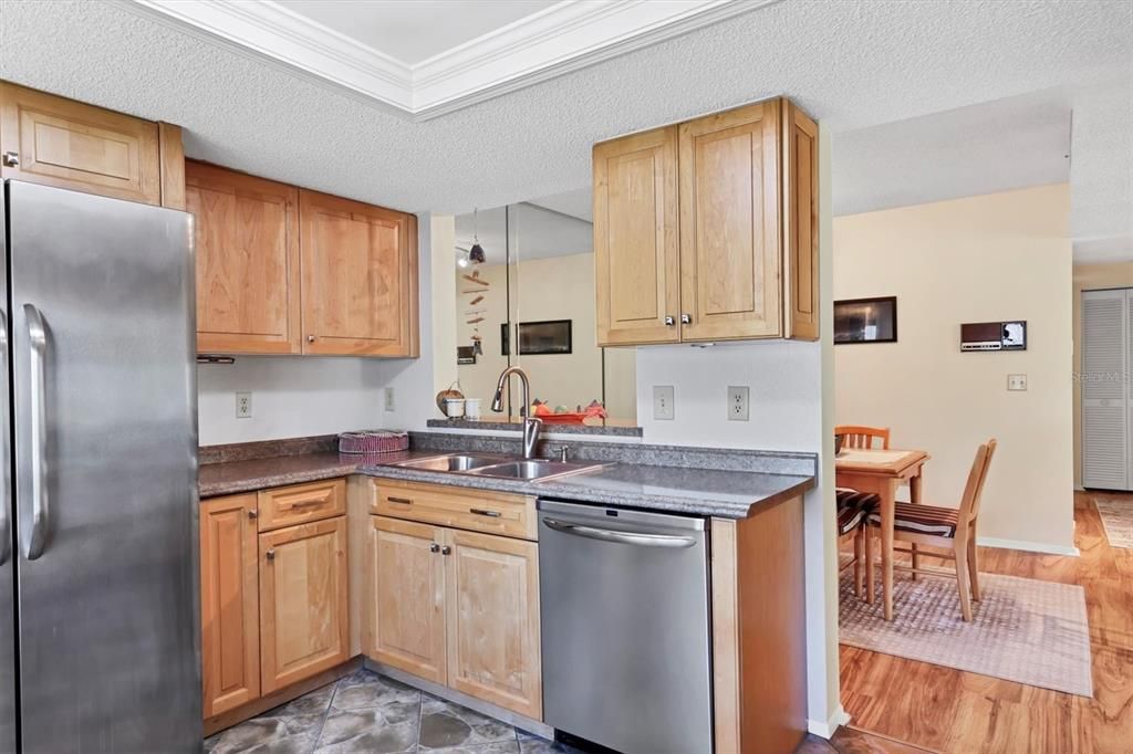 Под контрактом: $349,000 (3 спален, 3 ванн, 1708 Квадратных фут)