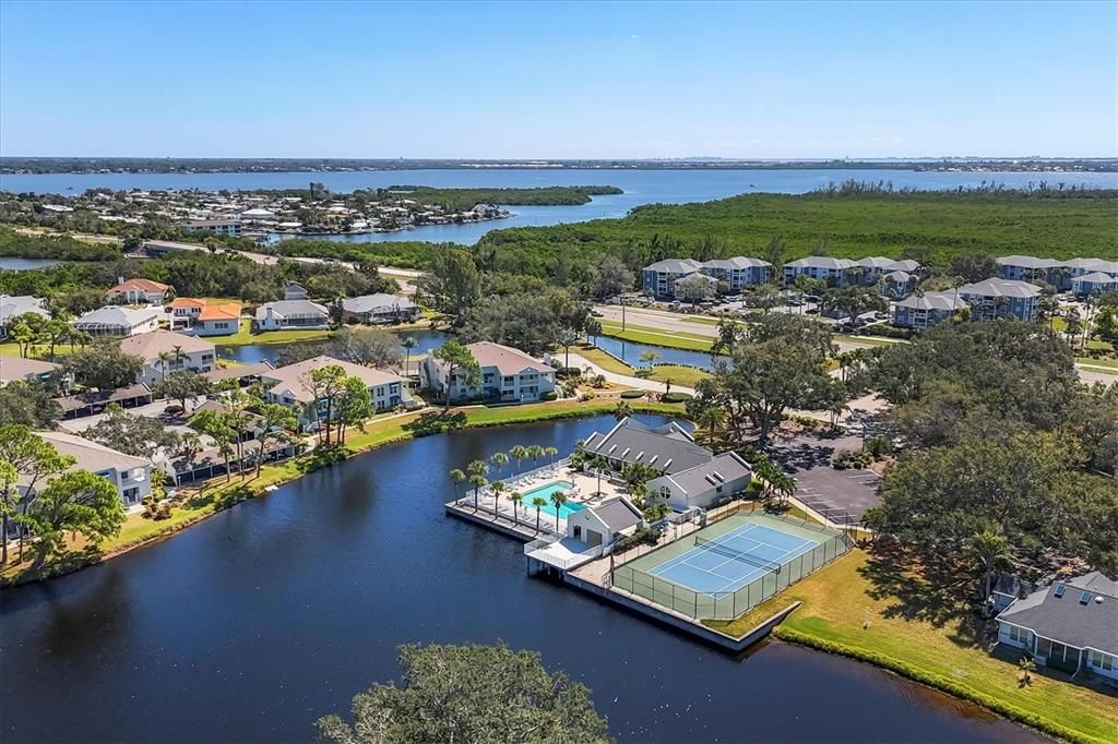 Под контрактом: $349,000 (3 спален, 3 ванн, 1708 Квадратных фут)