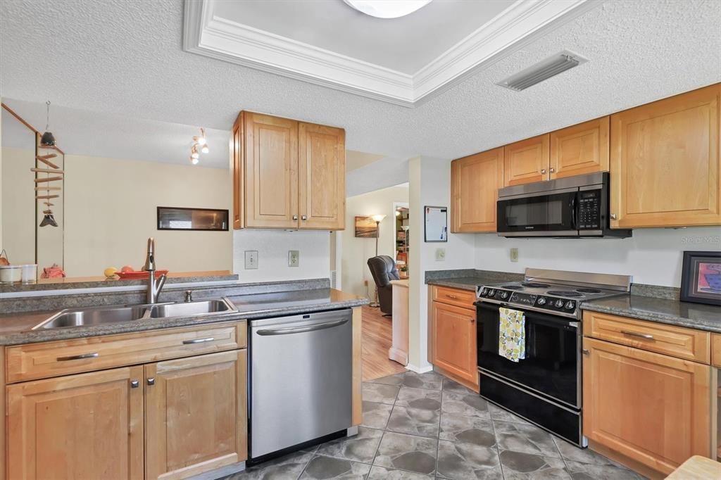 Под контрактом: $349,000 (3 спален, 3 ванн, 1708 Квадратных фут)