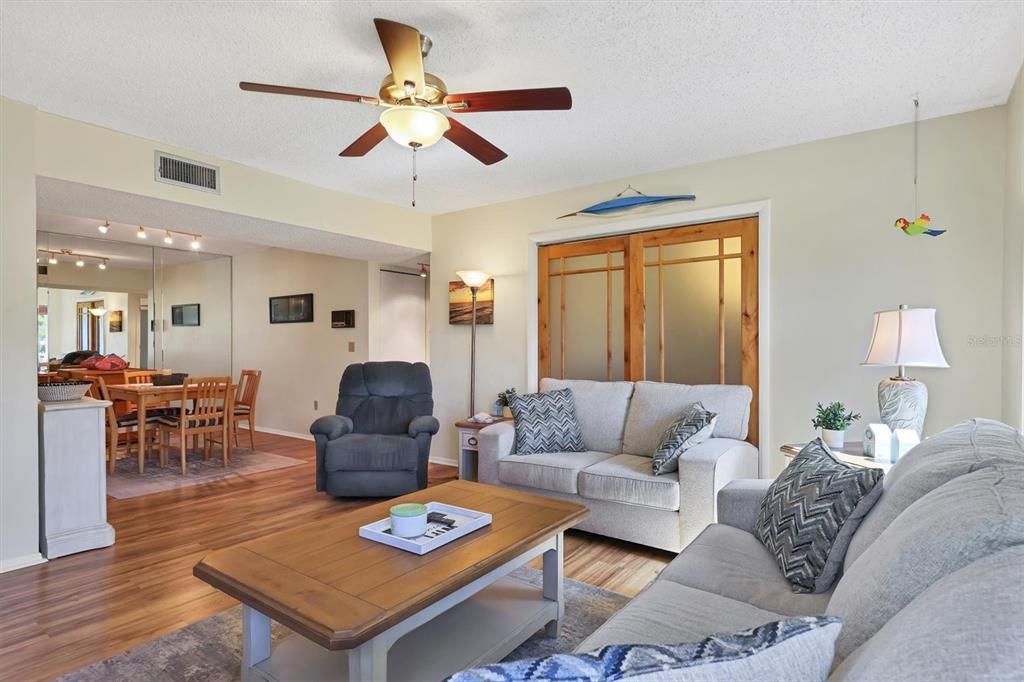 Под контрактом: $349,000 (3 спален, 3 ванн, 1708 Квадратных фут)