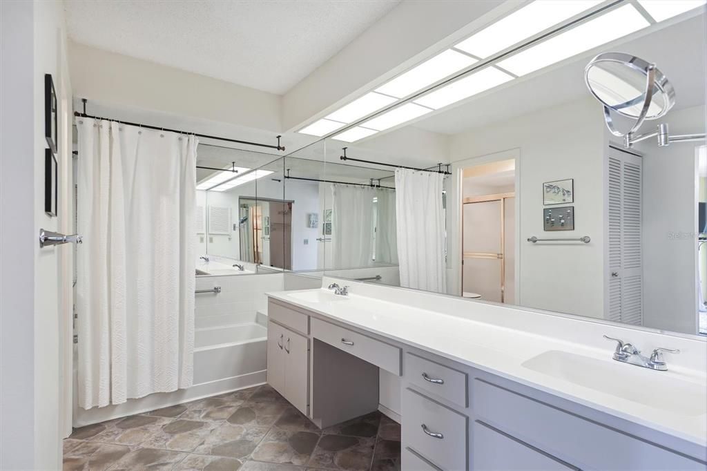 Под контрактом: $349,000 (3 спален, 3 ванн, 1708 Квадратных фут)