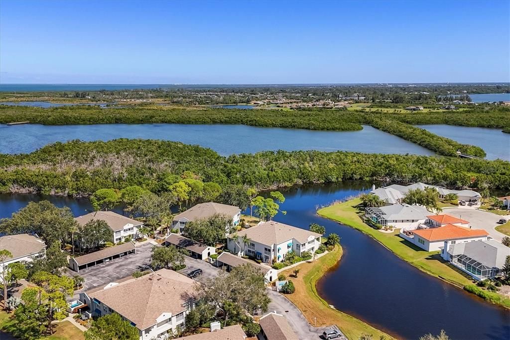 Под контрактом: $349,000 (3 спален, 3 ванн, 1708 Квадратных фут)