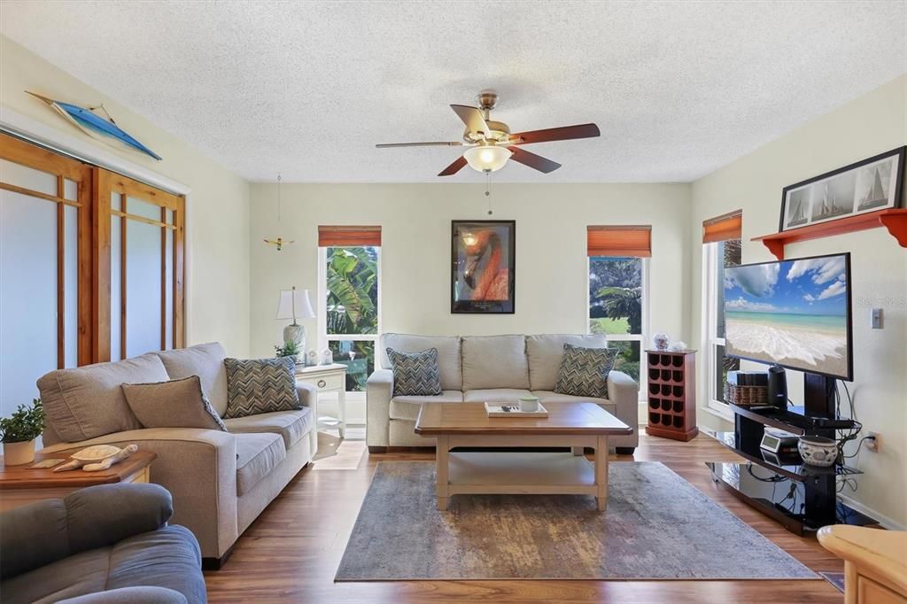 Под контрактом: $349,000 (3 спален, 3 ванн, 1708 Квадратных фут)