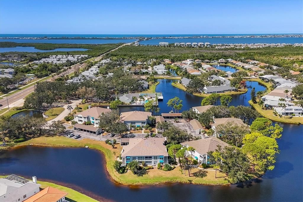 Под контрактом: $349,000 (3 спален, 3 ванн, 1708 Квадратных фут)