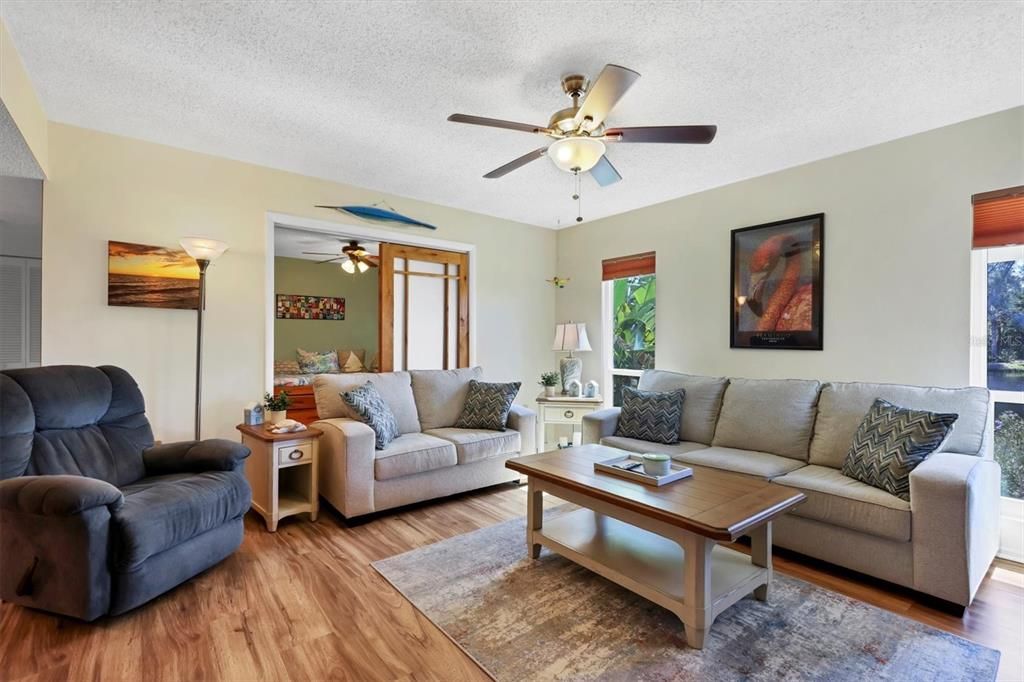 Под контрактом: $349,000 (3 спален, 3 ванн, 1708 Квадратных фут)