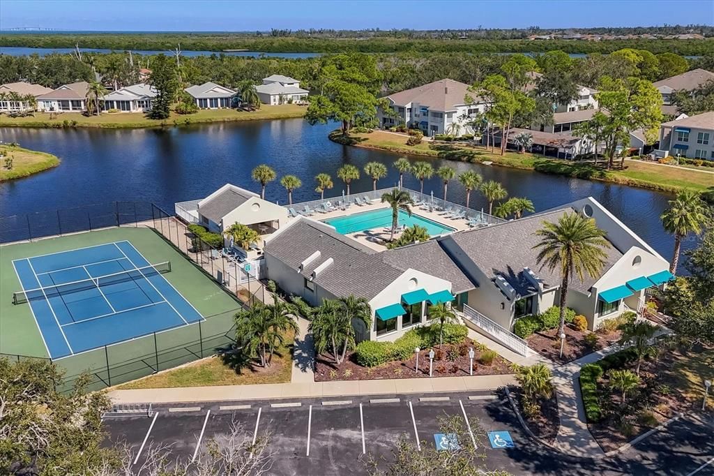 Под контрактом: $349,000 (3 спален, 3 ванн, 1708 Квадратных фут)