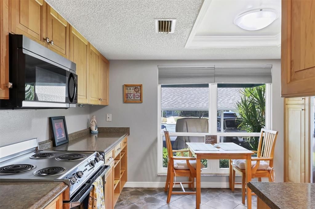 Под контрактом: $349,000 (3 спален, 3 ванн, 1708 Квадратных фут)