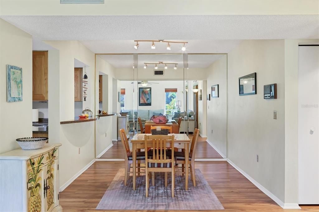 Под контрактом: $349,000 (3 спален, 3 ванн, 1708 Квадратных фут)