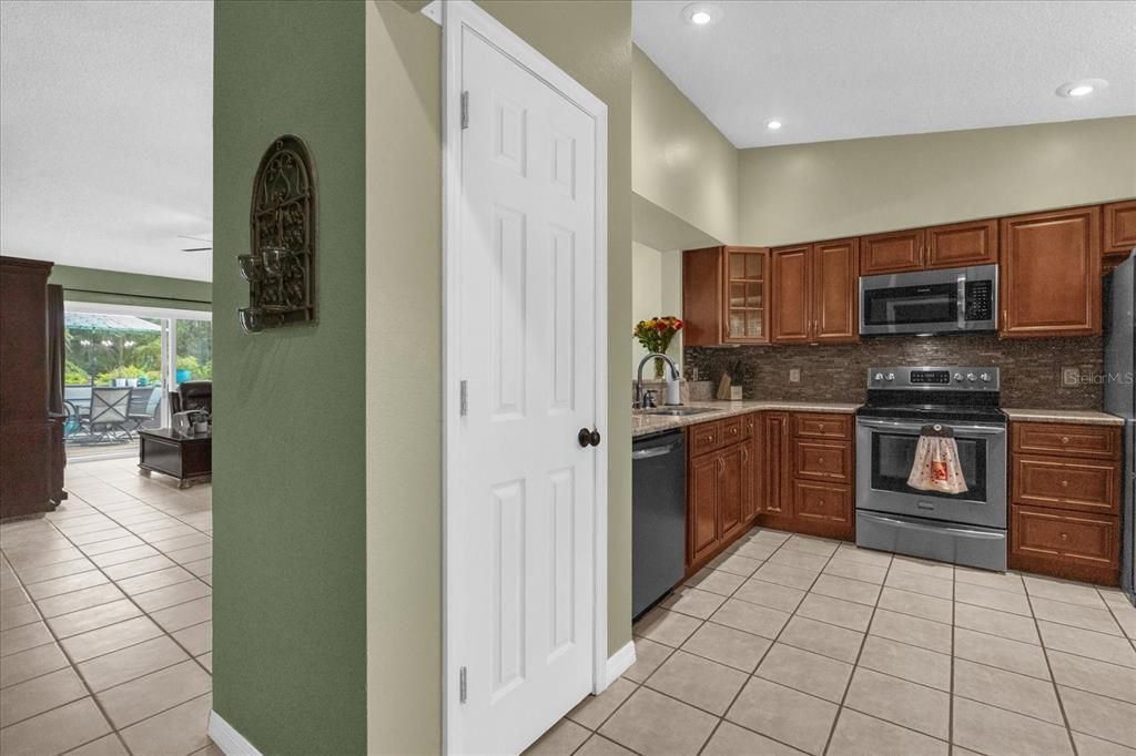 На продажу: $384,000 (4 спален, 2 ванн, 1658 Квадратных фут)