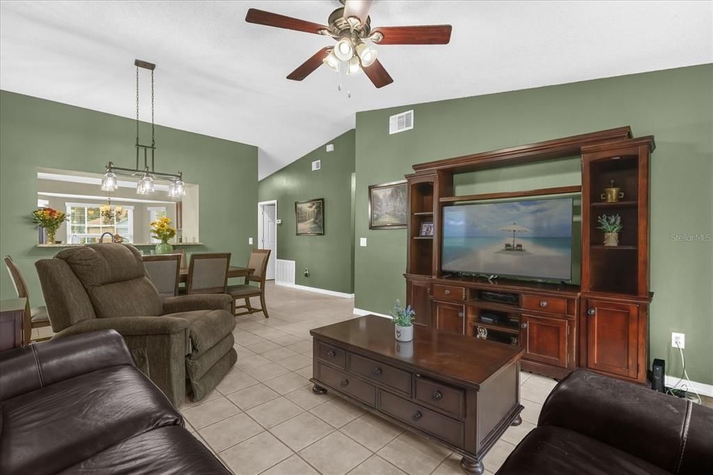 На продажу: $384,000 (4 спален, 2 ванн, 1658 Квадратных фут)