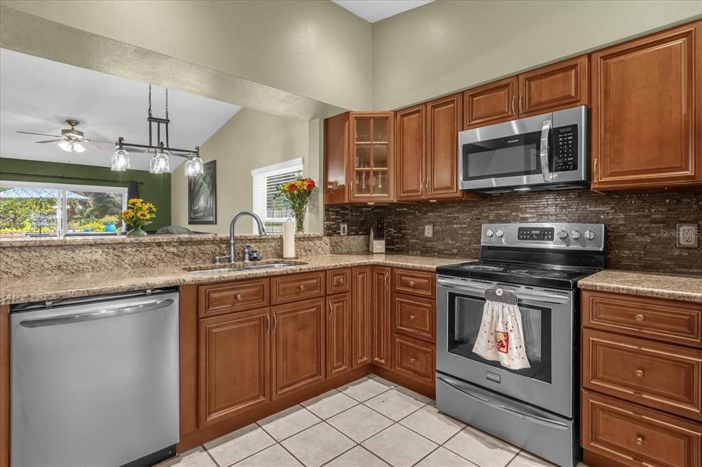 На продажу: $384,000 (4 спален, 2 ванн, 1658 Квадратных фут)