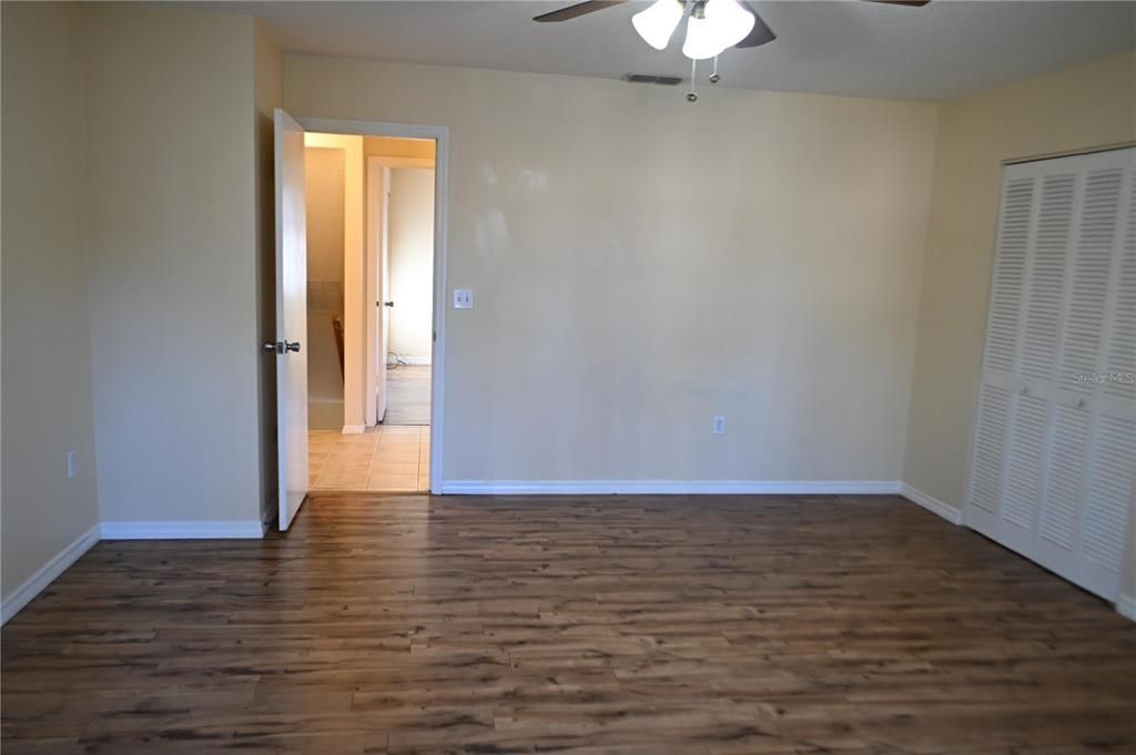 На продажу: $198,000 (2 спален, 1 ванн, 1435 Квадратных фут)