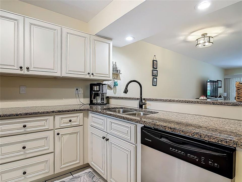 Active With Contract: $324,000 (2 beds, 2 baths, 1128 Square Feet)