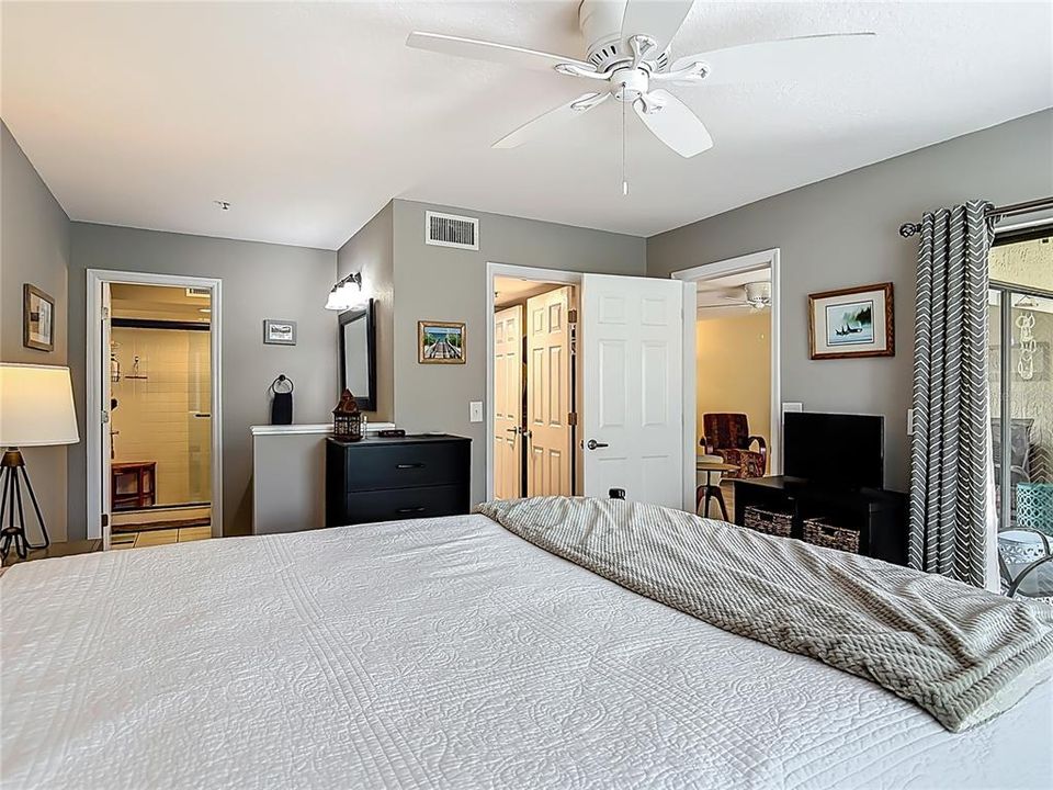 Active With Contract: $324,000 (2 beds, 2 baths, 1128 Square Feet)