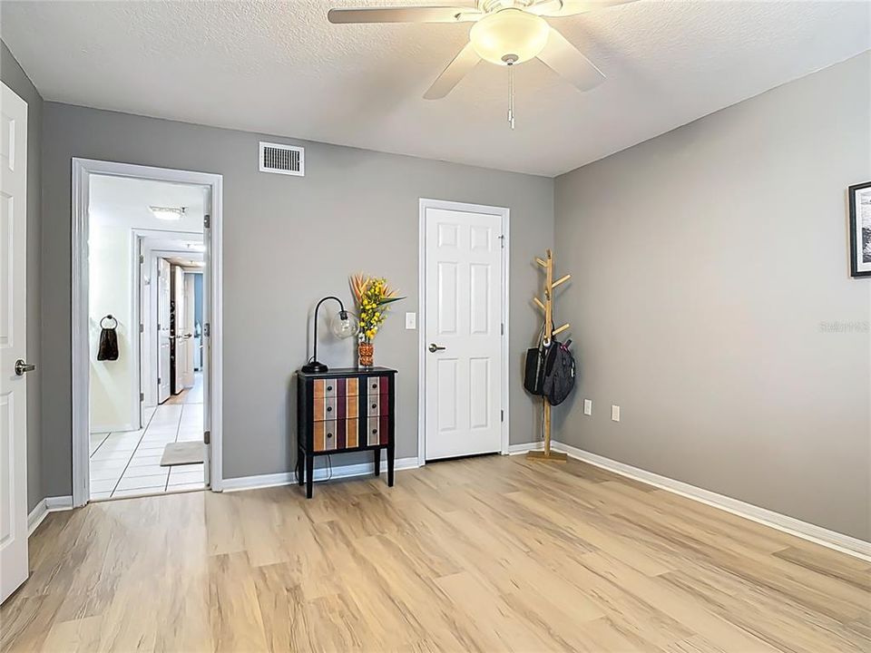 Active With Contract: $324,000 (2 beds, 2 baths, 1128 Square Feet)