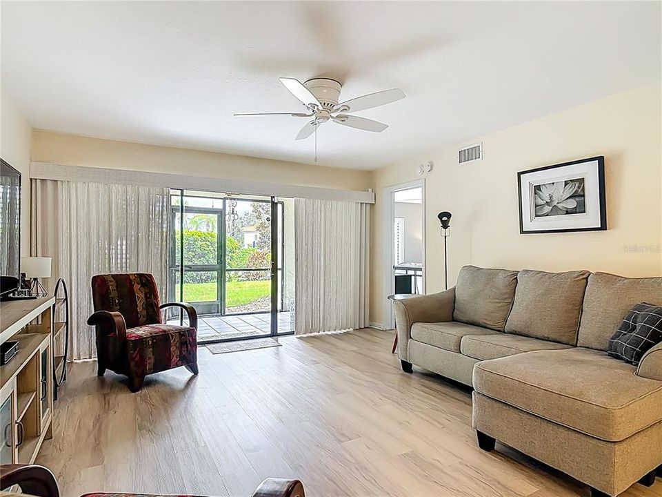 Active With Contract: $324,000 (2 beds, 2 baths, 1128 Square Feet)