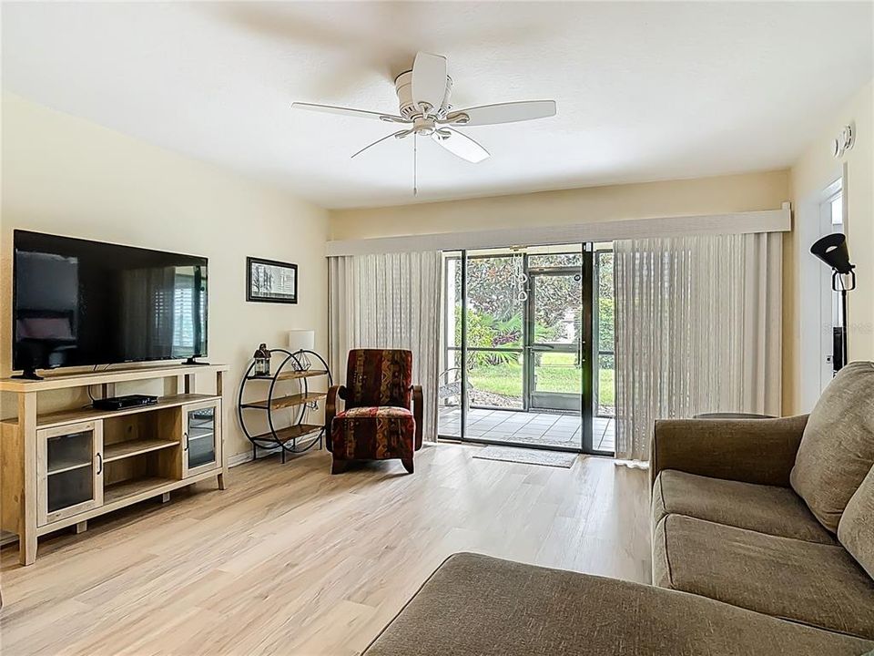 Active With Contract: $324,000 (2 beds, 2 baths, 1128 Square Feet)