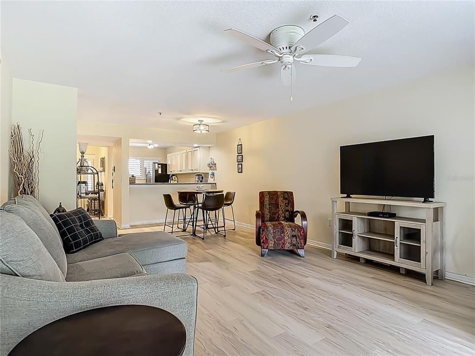 Active With Contract: $324,000 (2 beds, 2 baths, 1128 Square Feet)