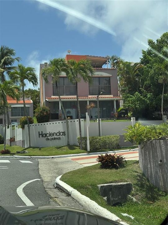 Active With Contract: $357,000 (3 beds, 2 baths, 1980 Square Feet)