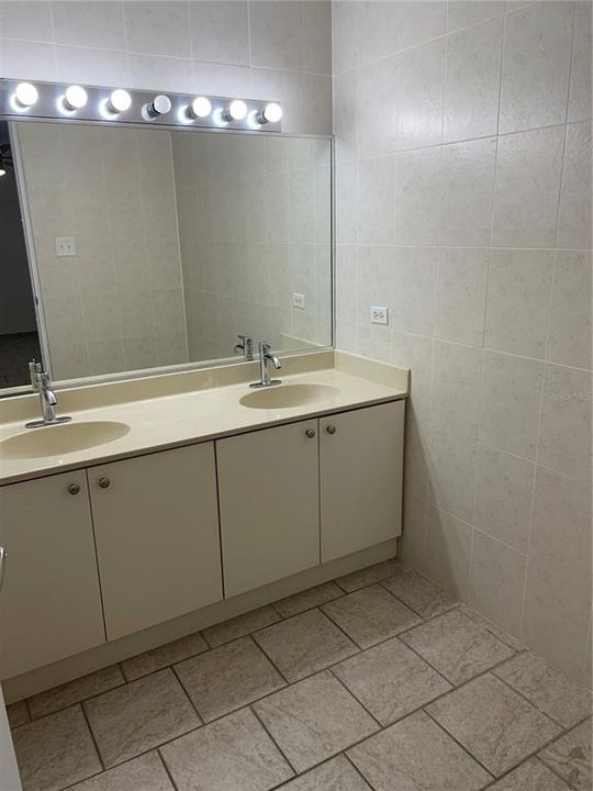 For Rent: $4,500 (4 beds, 2 baths, 2700 Square Feet)