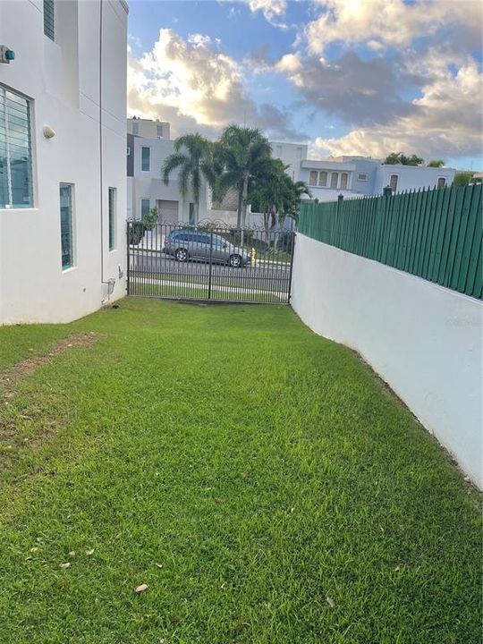 For Rent: $4,500 (4 beds, 2 baths, 2700 Square Feet)