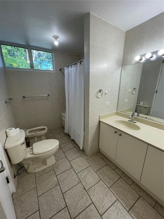 For Rent: $4,500 (4 beds, 2 baths, 2700 Square Feet)