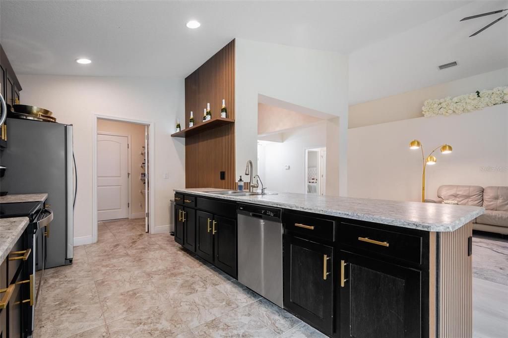 待售: $369,000 (3 贝兹, 2 浴室, 1966 平方英尺)