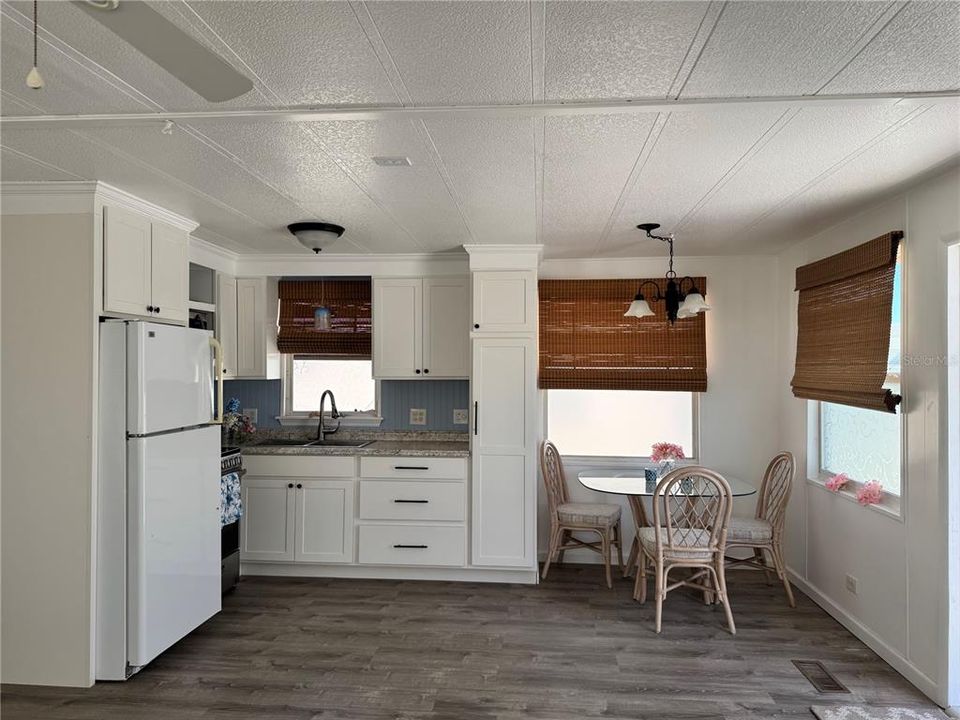 For Sale: $249,000 (1 beds, 1 baths, 640 Square Feet)