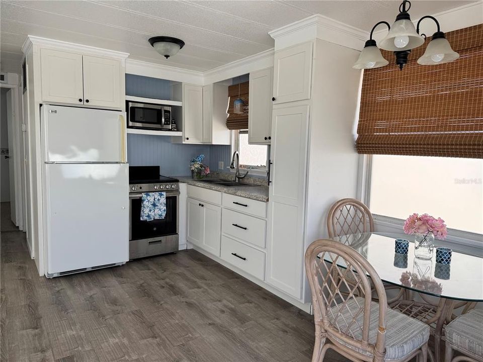 For Sale: $249,000 (1 beds, 1 baths, 640 Square Feet)